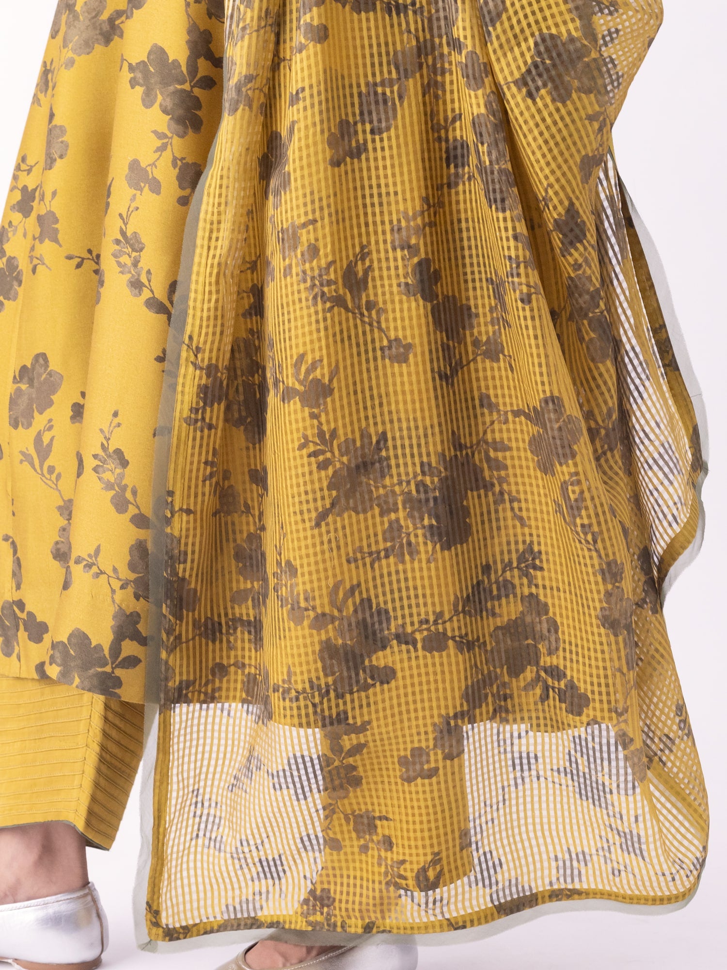 Nikhar Dupatta